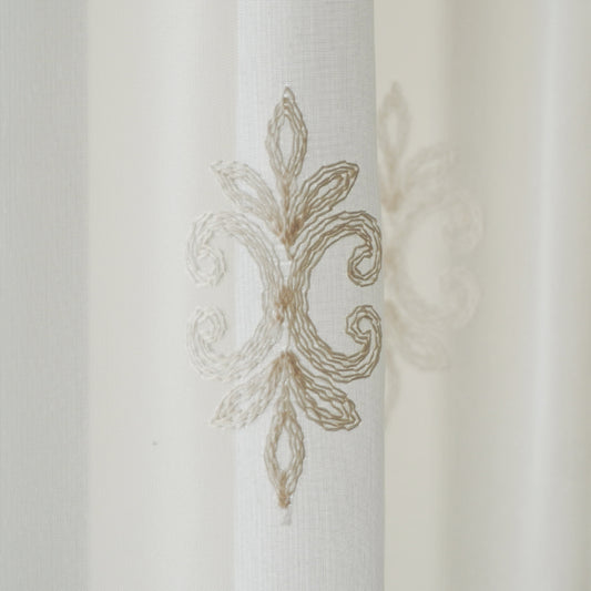 裾に広がるエレガンスな刺繍のレースカーテン コード刺繍