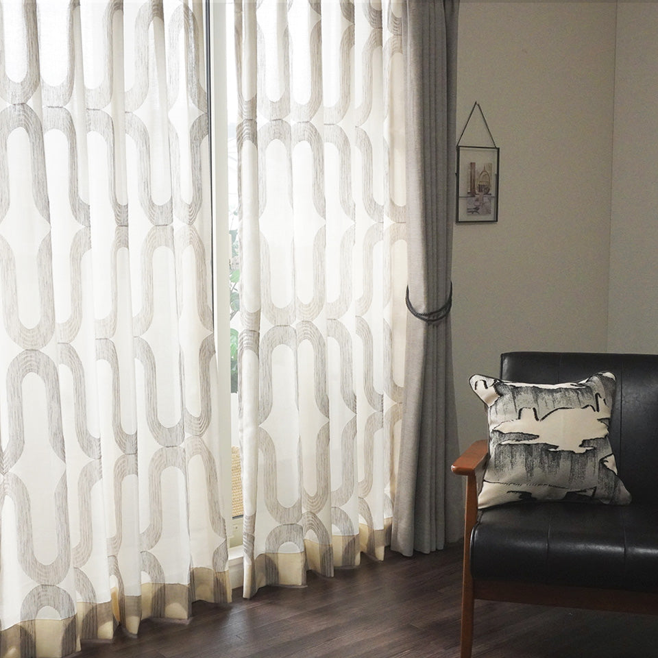 モダンスタイルのウェーブ模様ボイルレース 無地ドレープとの組み合わせ