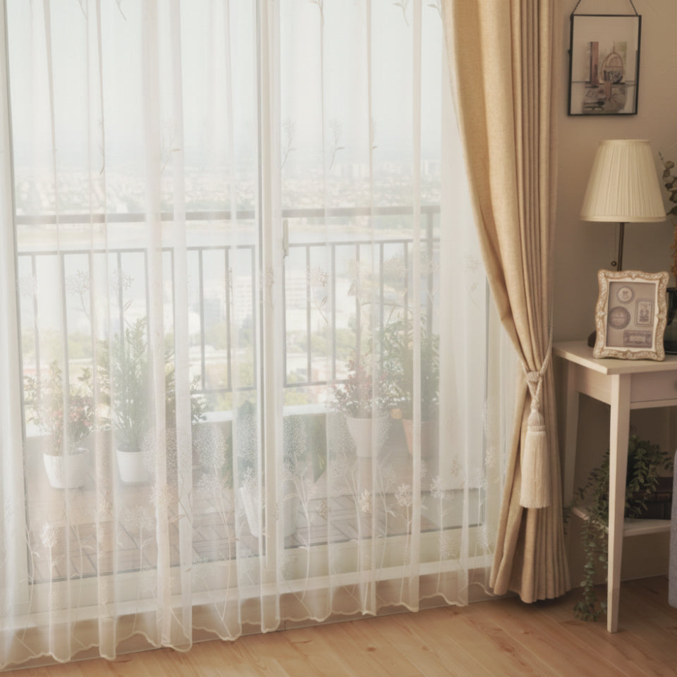 裾から立ち上がる花柄刺繍が目を引くナチュラル刺繍 程よい透け感と採光