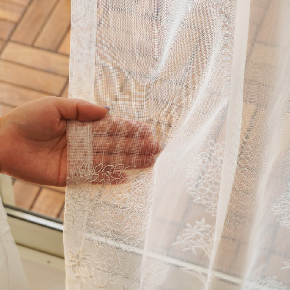 裾から立ち上がる花柄刺繍が目を引くナチュラル刺繍 透け感のあるレース