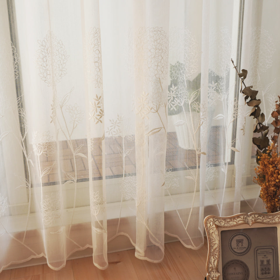 裾から立ち上がる花柄刺繍が目を引くナチュラル刺繍 裾スカラップ刺繍