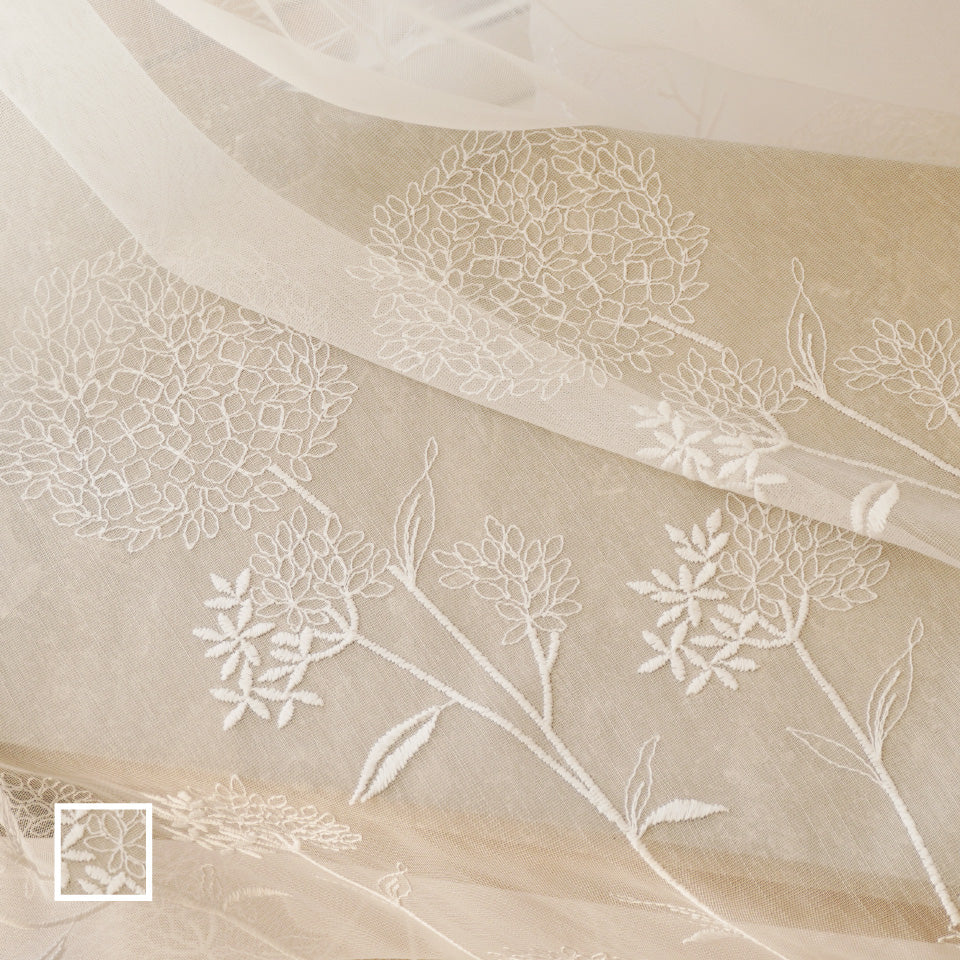 裾から立ち上がる花柄刺繍が目を引くナチュラル刺繍 草花の刺繍