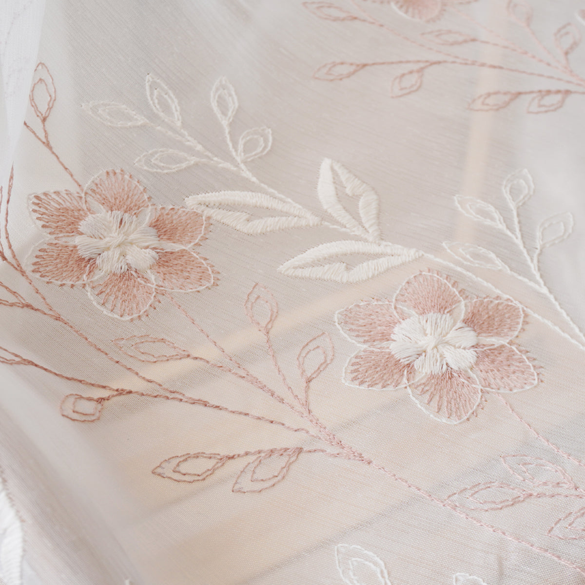 繊細な花柄刺繍の裾スカラップレースカーテン ローズ 
