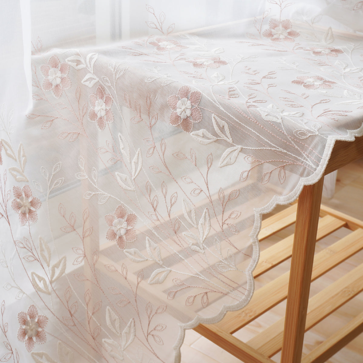 繊細な花柄刺繍の裾スカラップレースカーテン ローズ