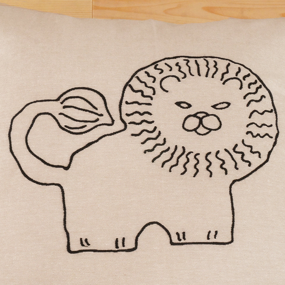 綿100％ 年中使える北欧ナチュラル モノトーンライオン柄｜刺繍クッションカバー　ライオン｜刺繍部分