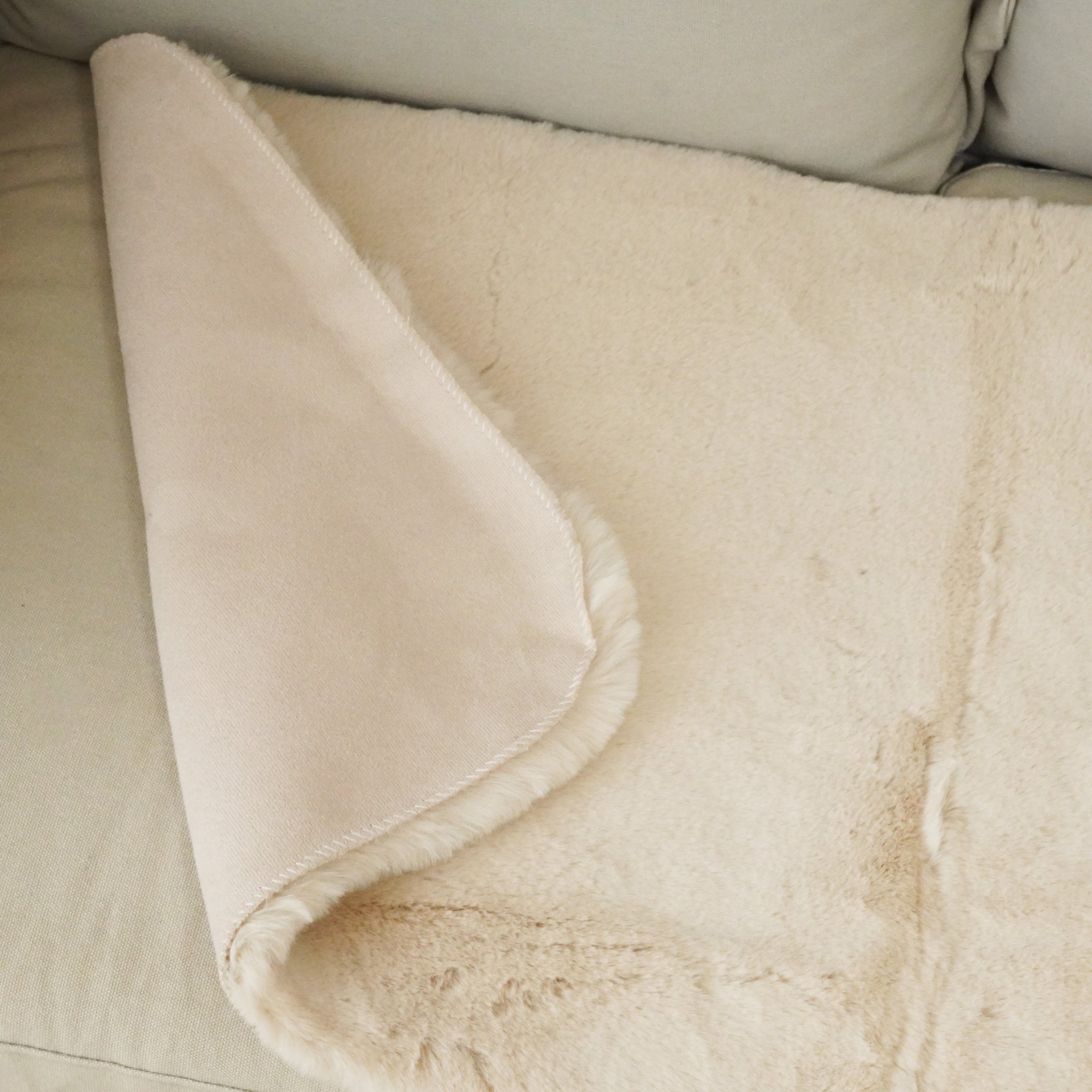 ボリュームたっぷりラビットファー調 あったかふわふわな肌触り