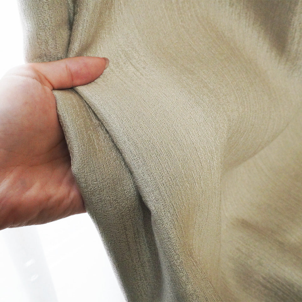 防炎・遮光2級の無地カーテン ベージュ 生地感