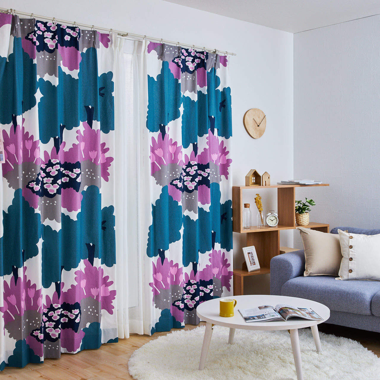 深みのあるブルーの北欧の森を思わせるカーテン 北欧インテリア