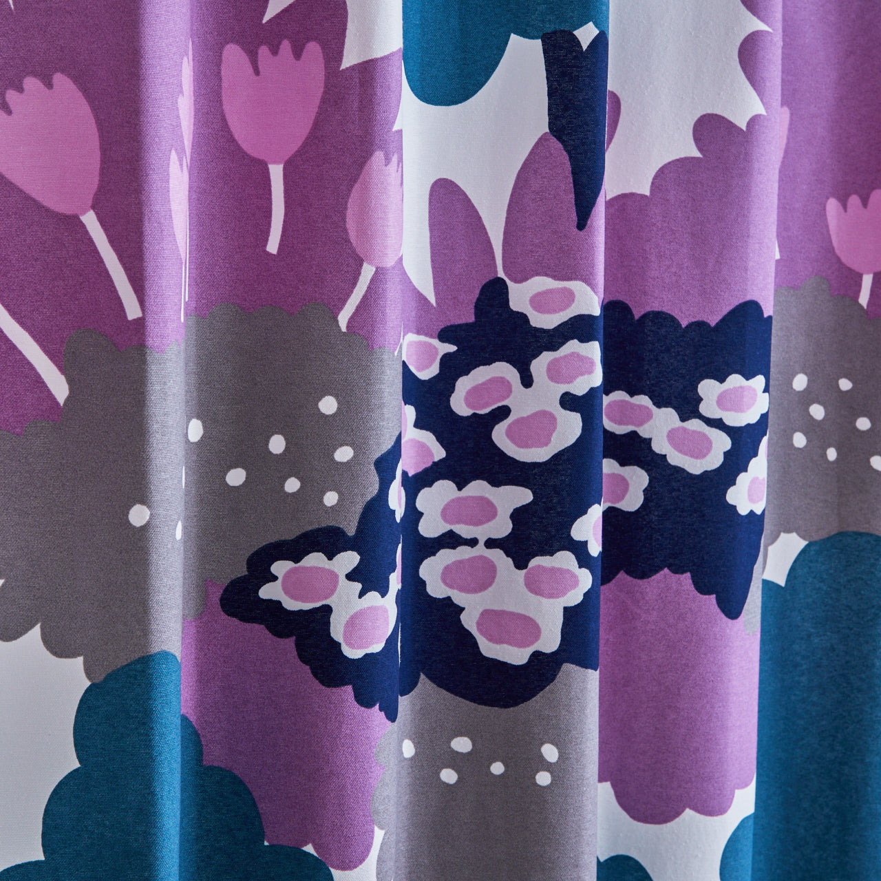 深みのあるブルーの北欧の森を思わせるカーテン パープルの花