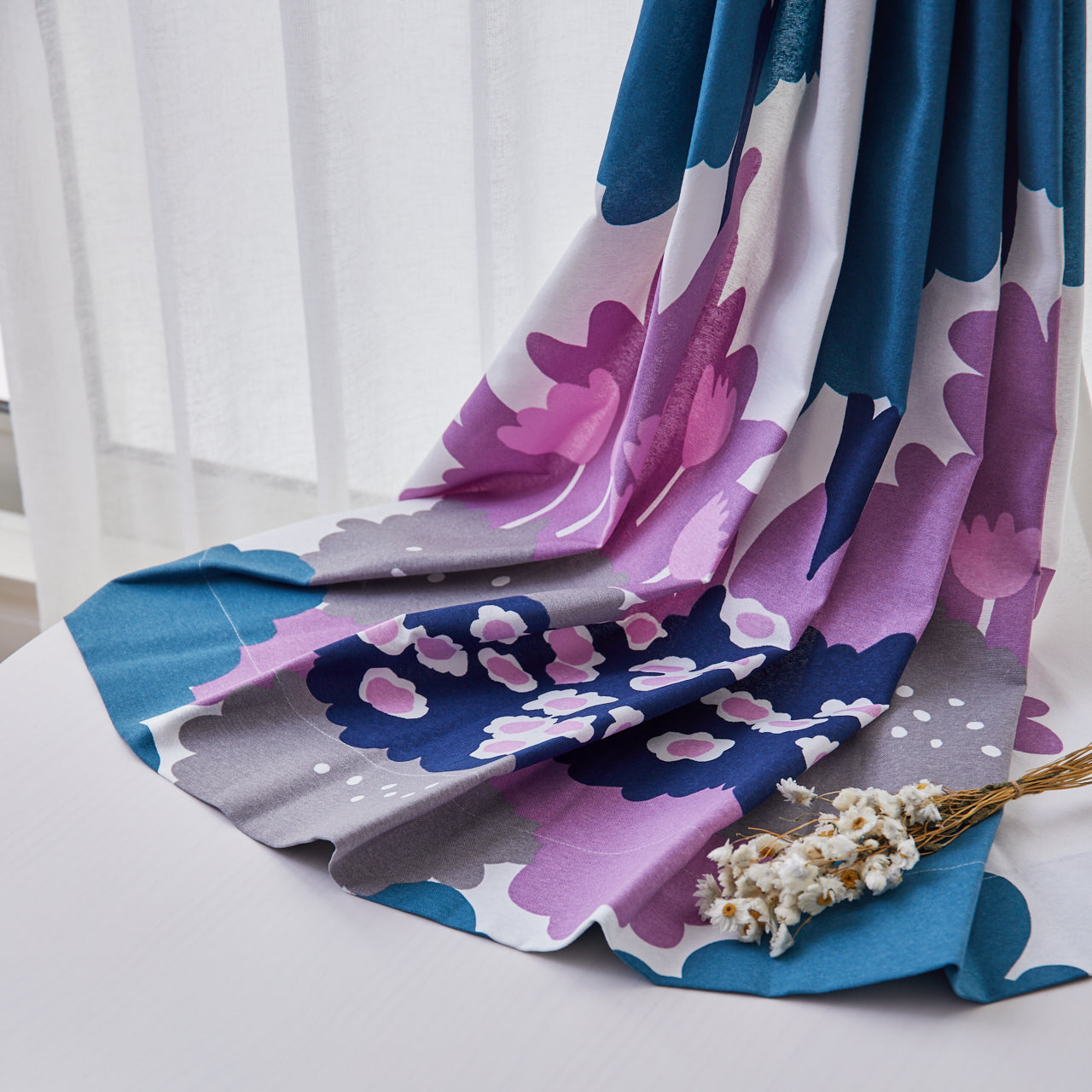 深みのあるブルーの北欧の森を思わせるカーテン 独創的なデザイン