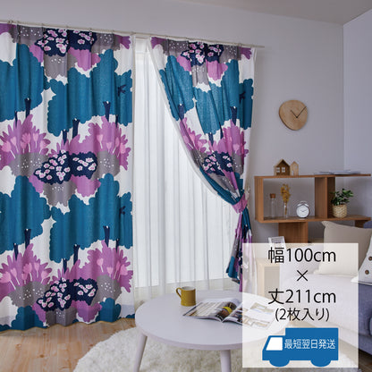 深みのあるブルーと鮮やかなパープルを大胆に配した、北欧の森を思わせる独創的なデザインのカーテン