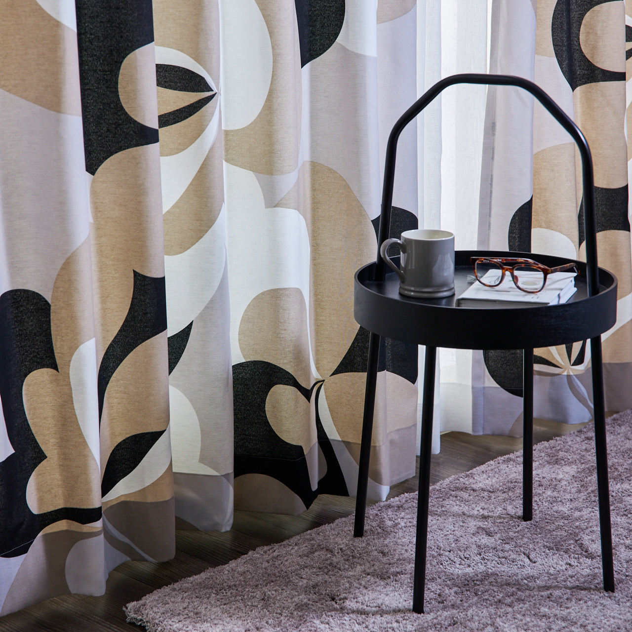 大胆な大柄のフラワーモチーフのモダンカーテン シンプルモダンにアクセントカーテン