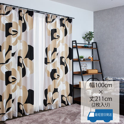 ベージュ、ブラック、ホワイトの3色で構成された、大胆な大柄のフラワーモチーフが目を引くモダンなカーテン