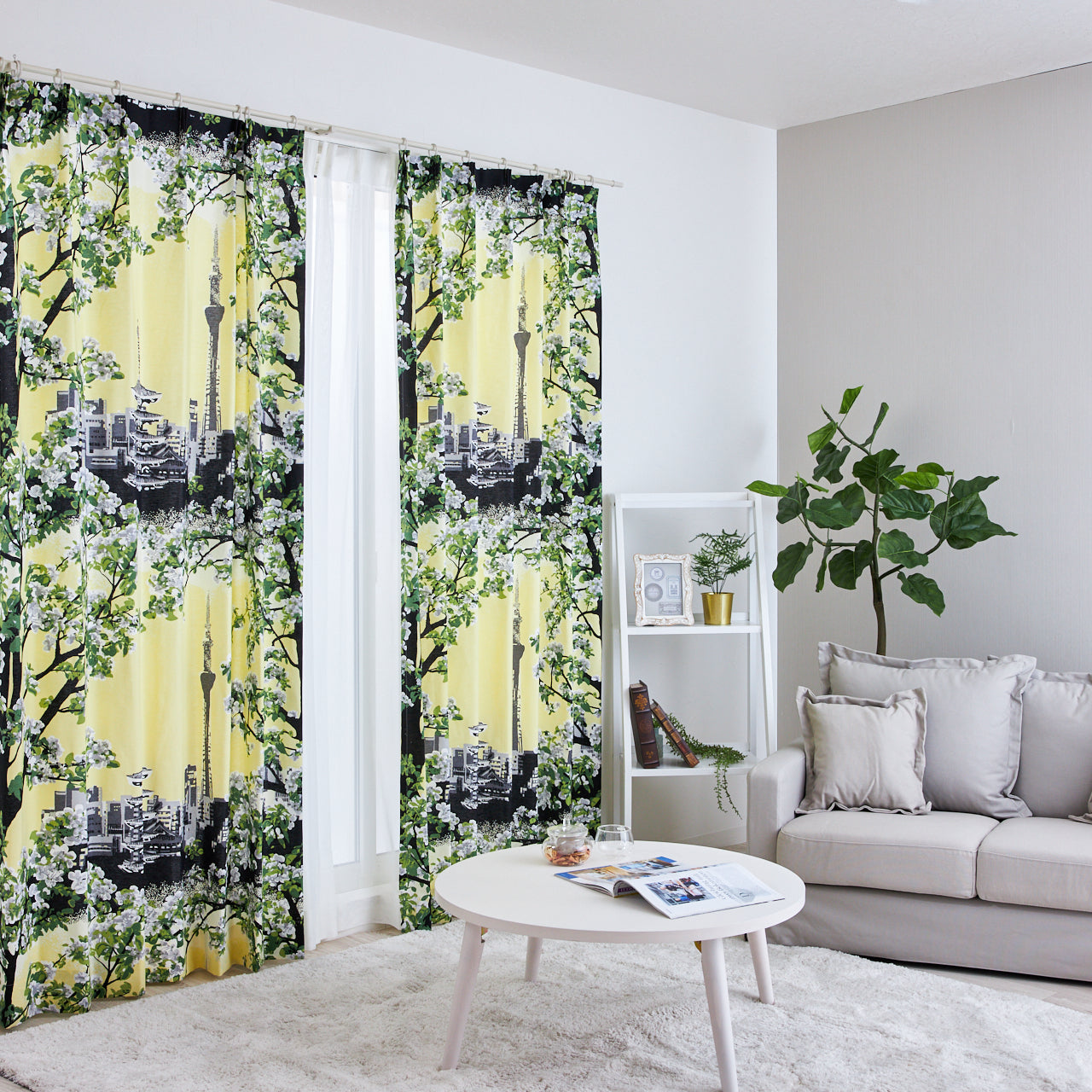 日本の首都・東京のシンボルとまるでお花見を楽しんでいるようなカーテン