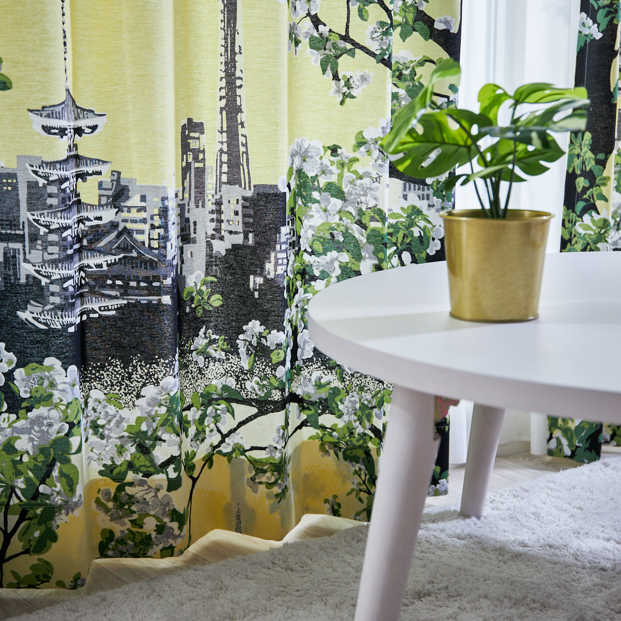 日本の首都・東京のシンボルとまるでお花見を楽しんでいるようなカーテン 絵画のようなデザインカーテン