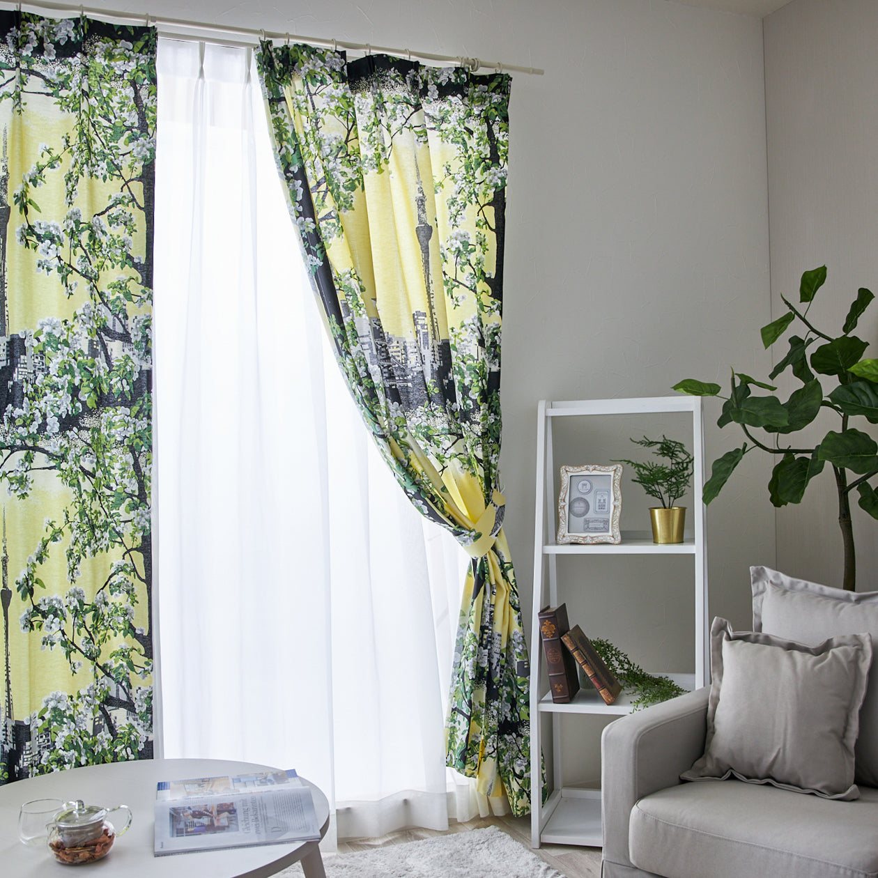 日本の首都・東京のシンボルとまるでお花見を楽しんでいるようなカーテン ホワイトインテリアに合う主役カーテン