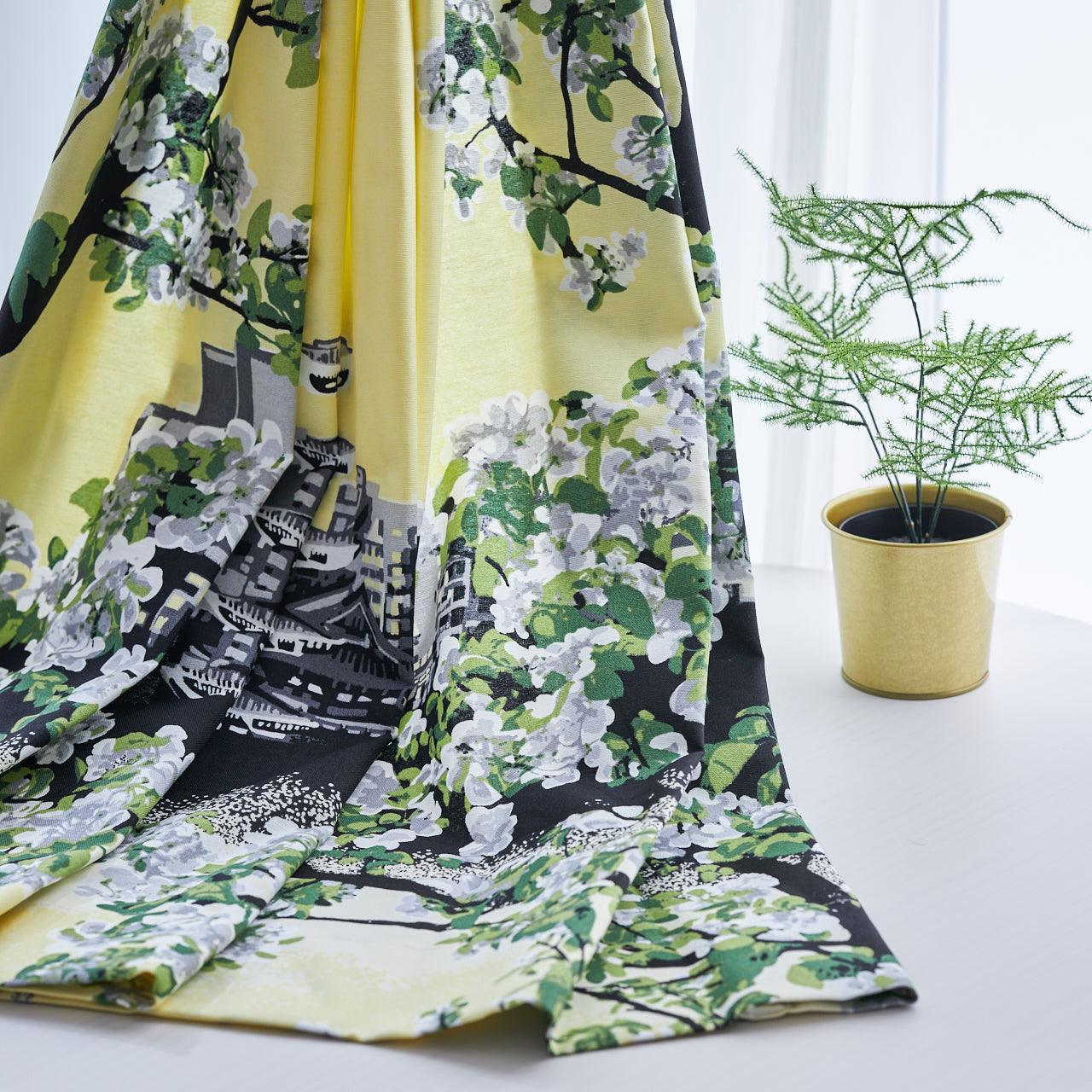 日本の首都・東京のシンボルとまるでお花見を楽しんでいるようなカーテン 綿混のやさしい風合い