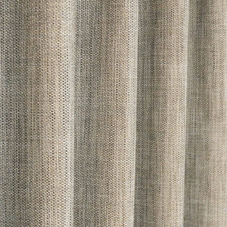 奥行きのあるジャガード織 グレー基調のシンプルな遮光1級カーテン