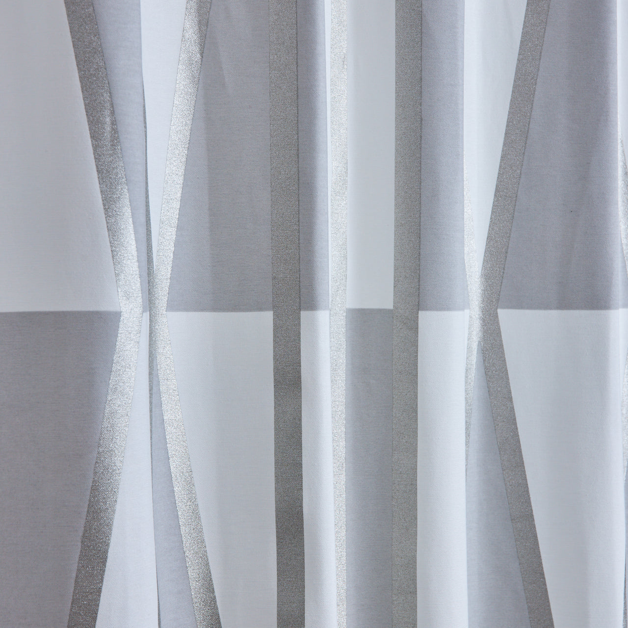 洗練されたモノトーンで構成された、幾何学柄カーテン