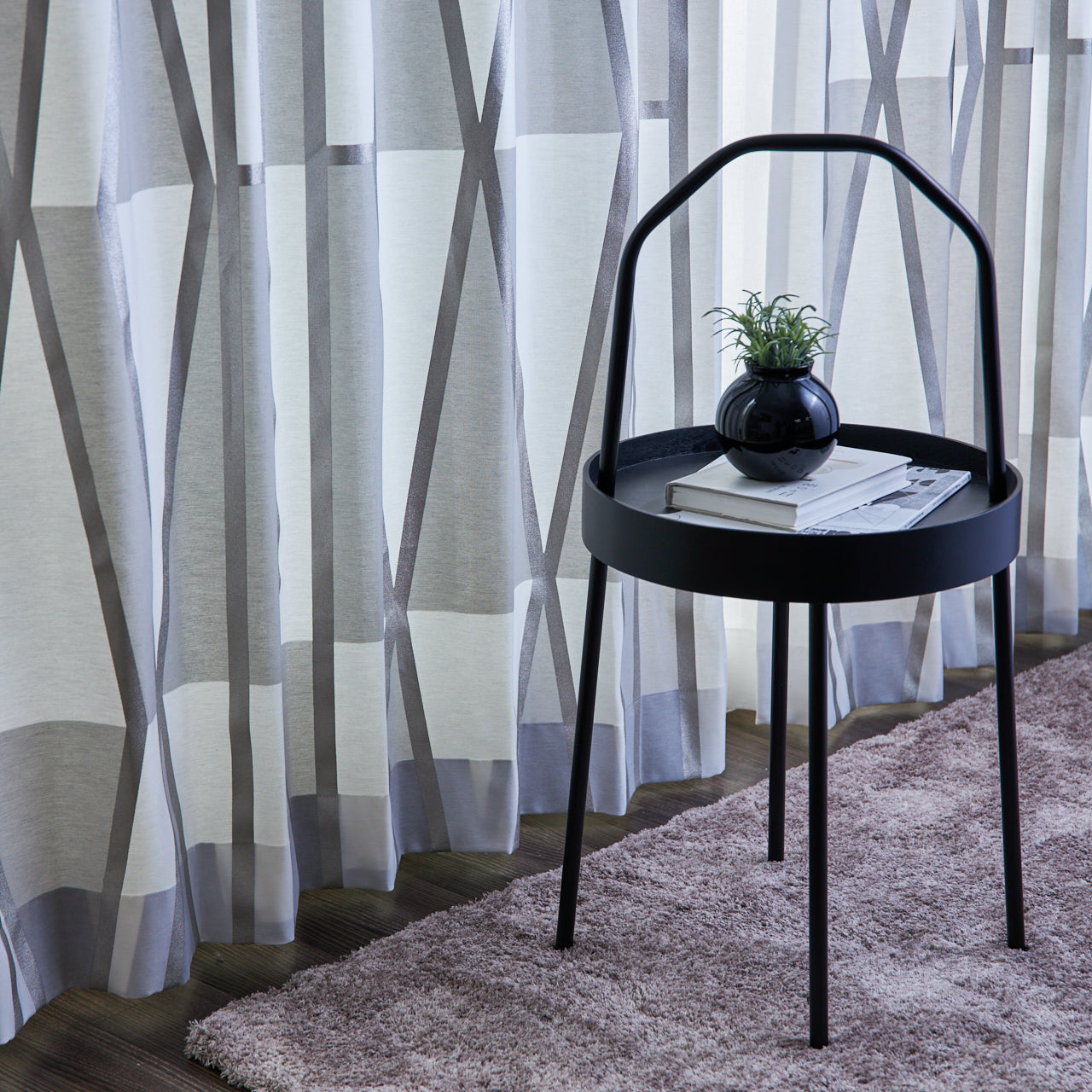 洗練されたモノトーンで構成された、幾何学柄カーテン モノトーンなモダンインテリア