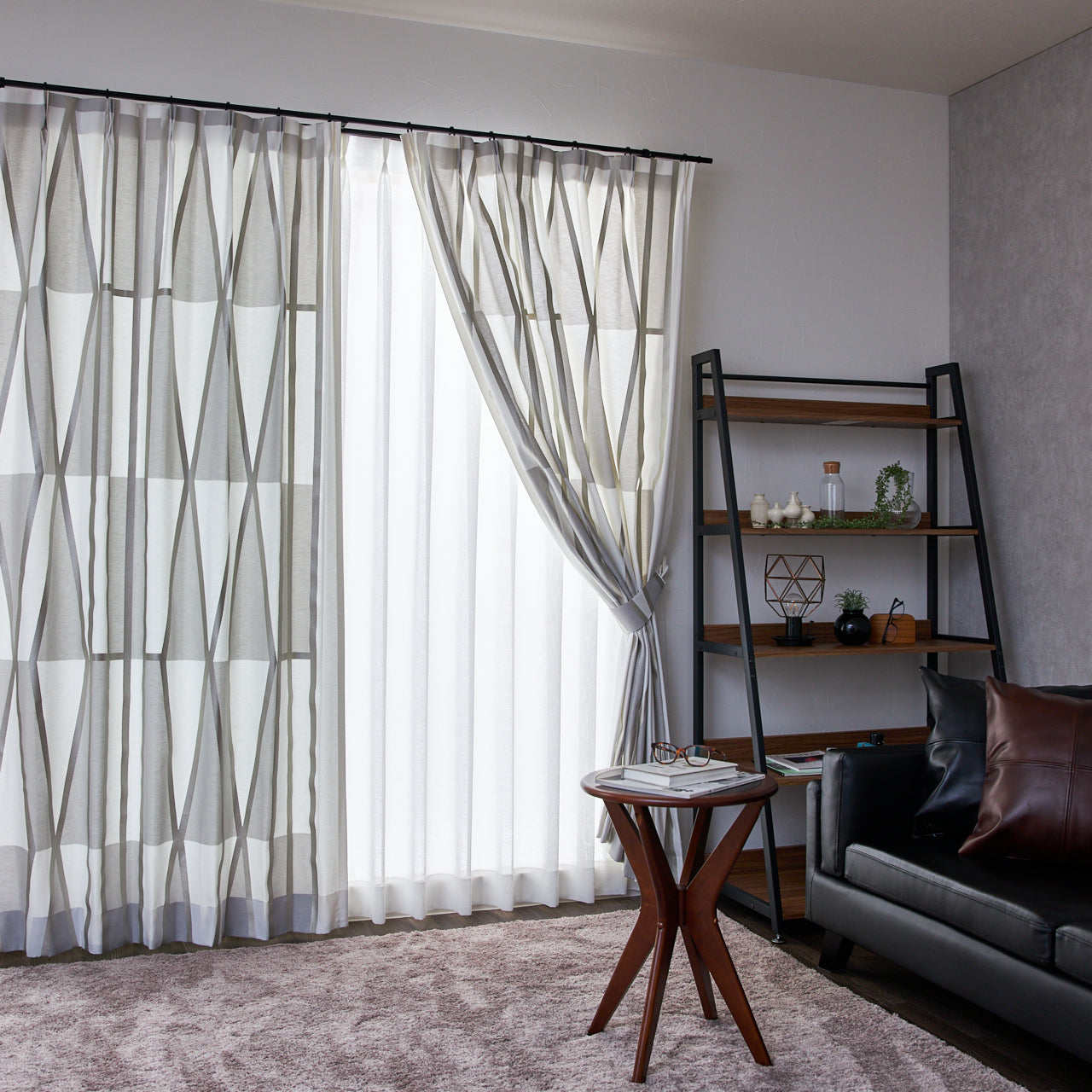 洗練されたモノトーンで構成された、幾何学柄カーテン ブラウン基調のモダンインテリア