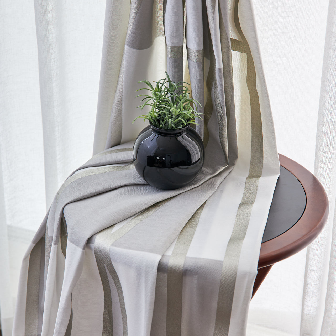 洗練されたモノトーンで構成された、幾何学柄カーテン 綿のやさいい風合い