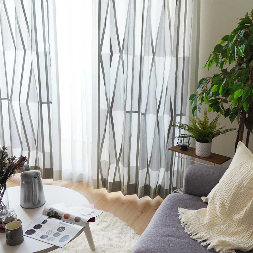 洗練されたモノトーンで構成された、幾何学柄カーテン ナチュラルモダン