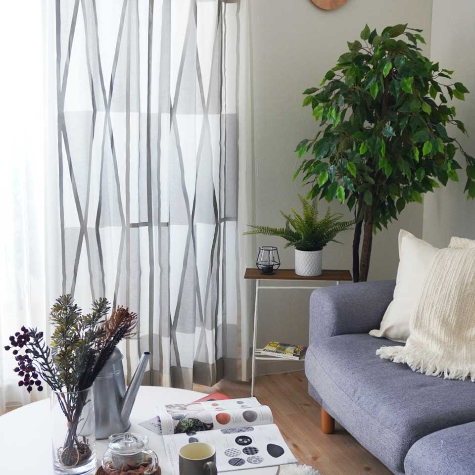洗練されたモノトーンで構成された、幾何学柄カーテン 北欧ナチュラル